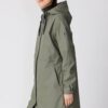 Abrigo impermeable de mujer transpirable Tantä Vand Mulled Basil 2 Abrigo impermeable transpirable de mujer Tanta color Verde mulled – Tanta Rainwear 4