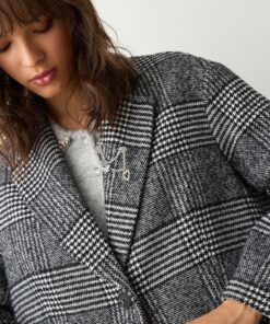 Blazer de cuadros con pin con cuello solapa cierre de botones con bolsillos textura lana 7