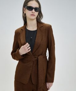 CHAQUETA BLAZER DE RAYAS DIPLOMÁTICAS CON CINTURÓN