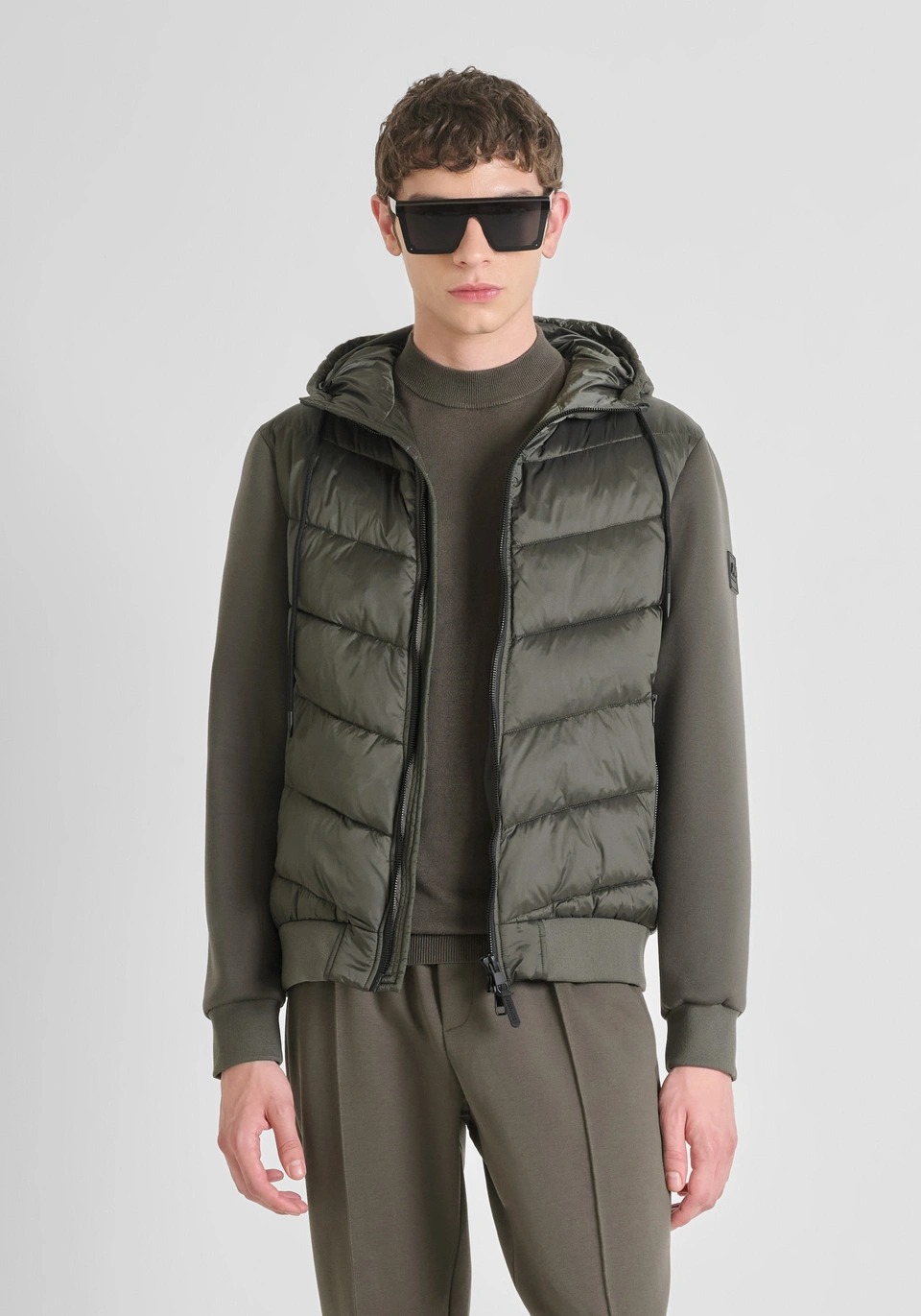 CHAQUETA SLIM FIT CON RELLENO SINTÉTICO Y MANGAS DE PUNTO