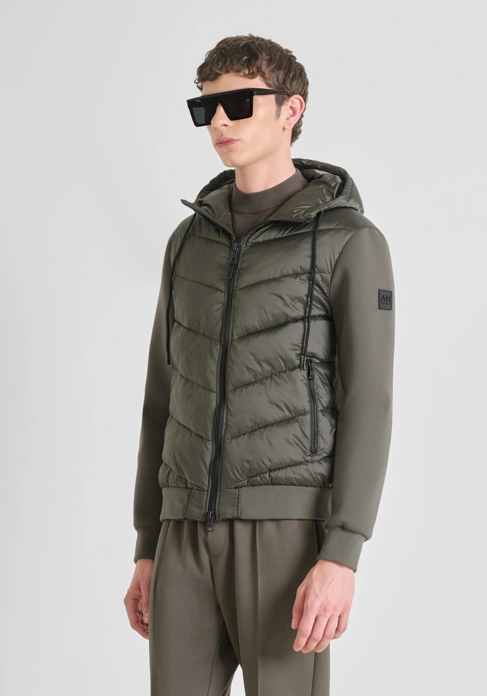 Alternative view of CHAQUETA SLIM FIT CON RELLENO SINTÉTICO Y MANGAS DE PUNTO