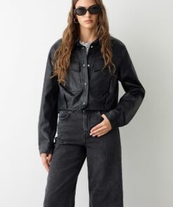 Chaqueta corta efecto piel