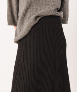 FALDA NEGRA PUNTO CANALE 4