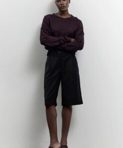 Bermuda negra con pliegues