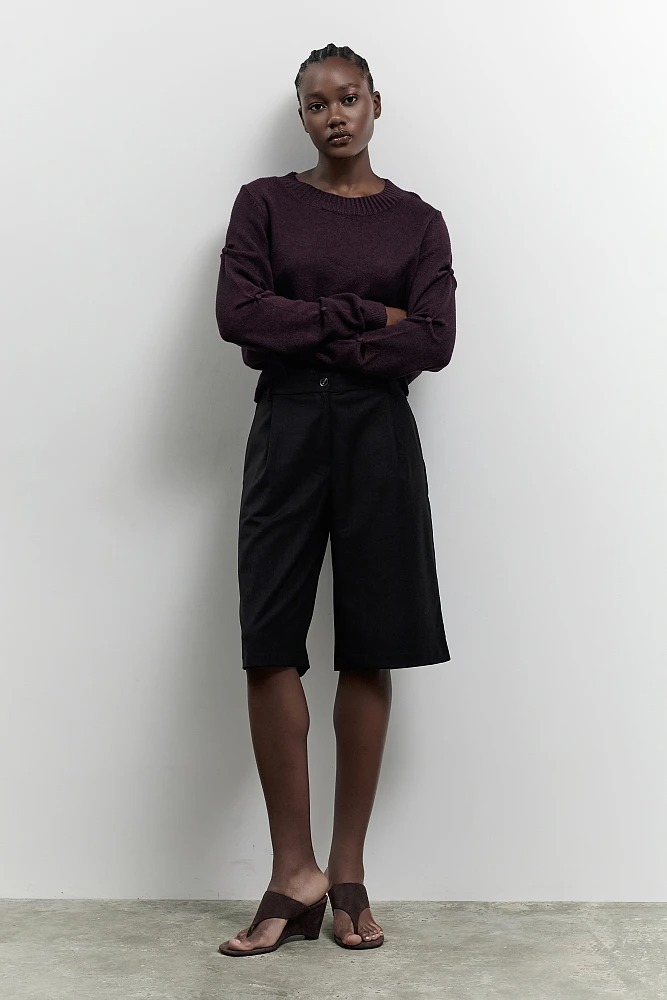 Bermuda negra con pliegues