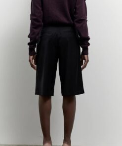 Alternative view of Bermuda negra con pliegues