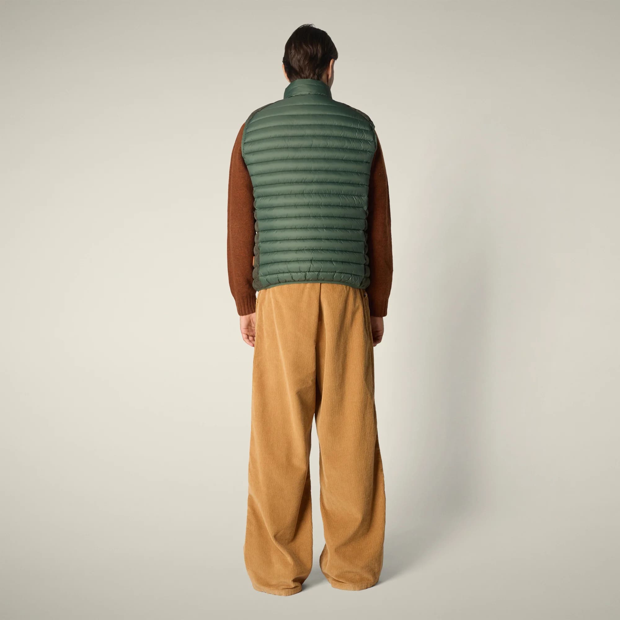Chaleco de hombre modelo Cleon en color verde tomillo 4 Chaleco de hombre modelo Cleon en color verde tomillo - Imagen 3