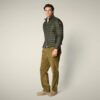 Chaqueta acolchada para hombre modelo Alexander en verde tierra 1 Chaqueta acolchada para hombre modelo Alexander en verde tierra 3